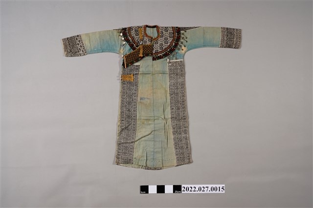 魯凱族衣袖領口銀飾女子長衣 (共3張)