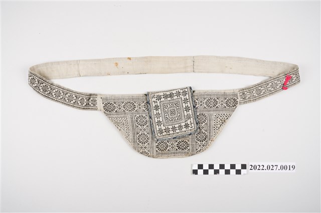 西拉雅族白底織花檳榔袋 (共3張)