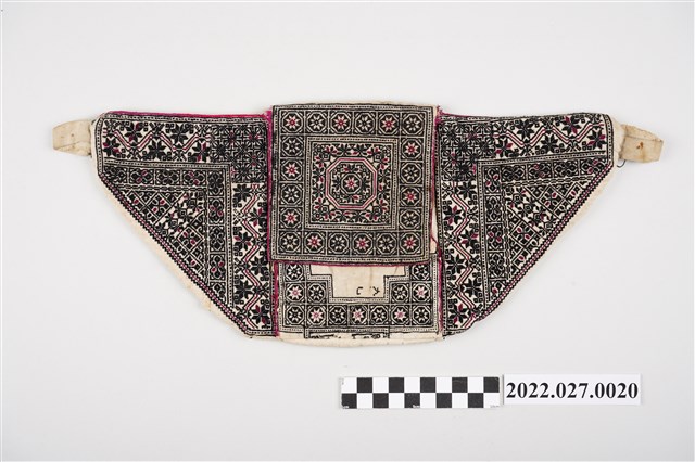 西拉雅族白底織花檳榔袋 (共2張)