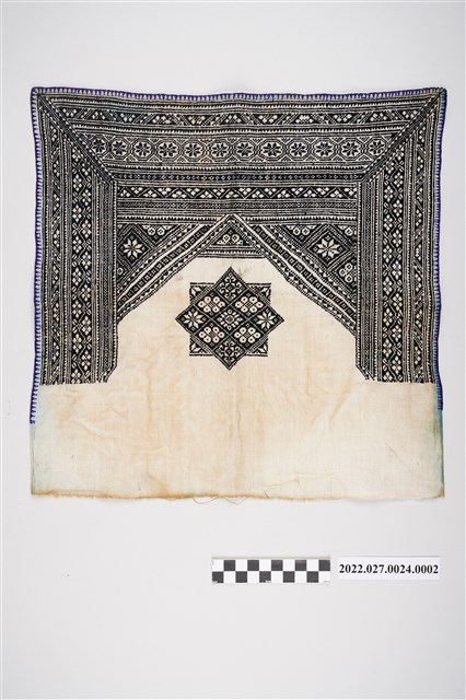 西拉雅族白底花葉紋繡布(其二) (共2張)