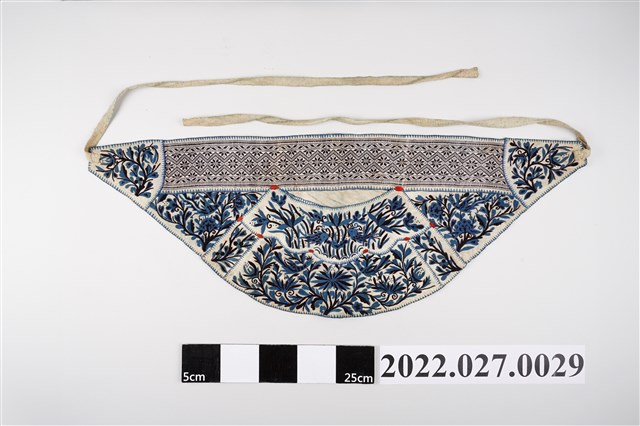 西拉雅族白底繡花佩袋 (共2張)