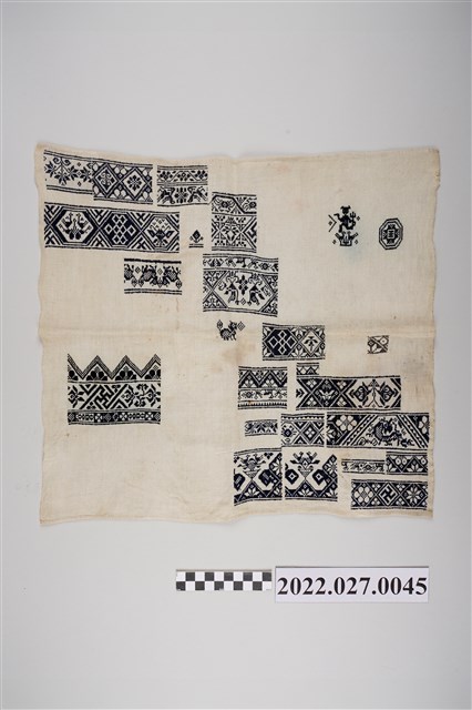 西拉雅族繡紋樣本方巾 (共2張)