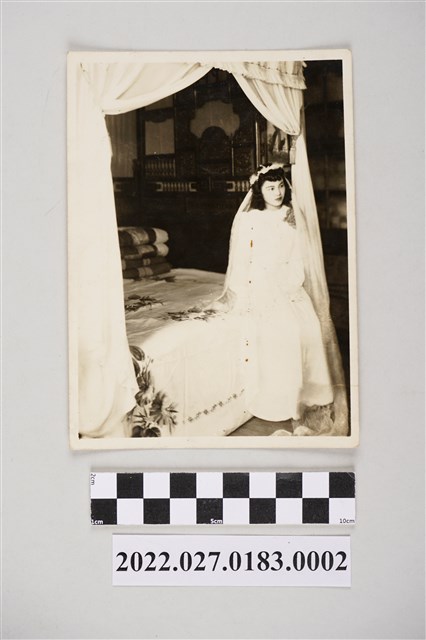 新娘坐於紅眠床邊婚紗照 (共2張)