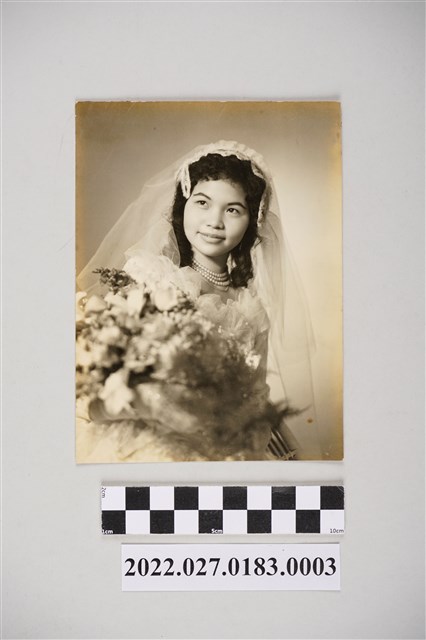 新娘手捧婚紗照 (共2張)