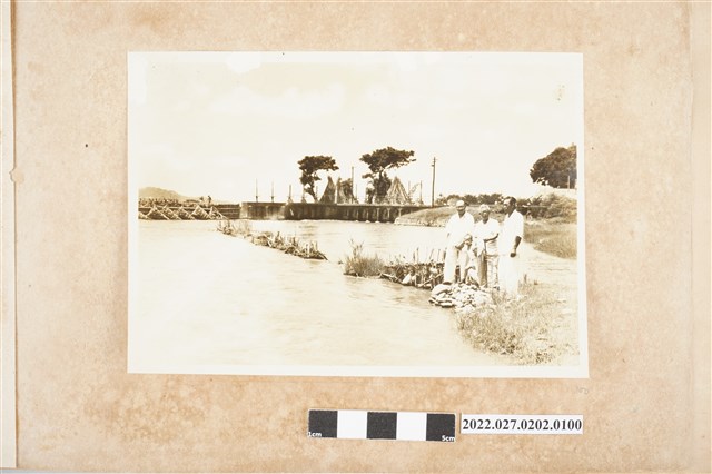 第100號二水鄉八堡圳進水口附近紀念合影 (共2張)