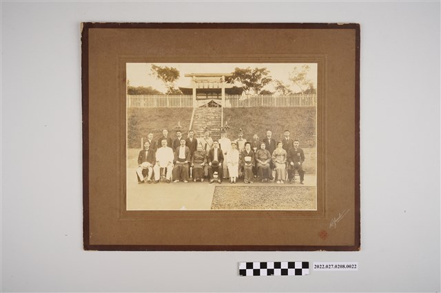 神社前紀念合影 (共2張)