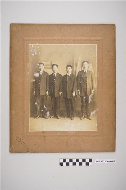 四位著西式服裝男士合影 (共2張)