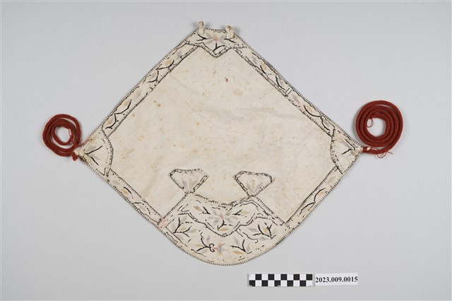 米白底彩繡梅花紋菱形肚兜 (共7張)