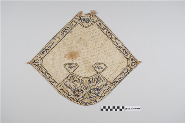 米白底彩繡花卉紋菱形肚兜 (共6張)