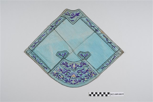 水藍底彩色飛鳥繡紋菱形肚兜 (共7張)