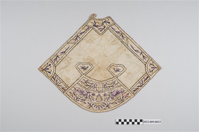 米白底彩繡花卉紋菱形肚兜 (共7張)