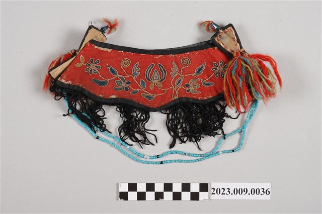 紅底鑲黑邊五彩繡紋雲肩 (共4張)