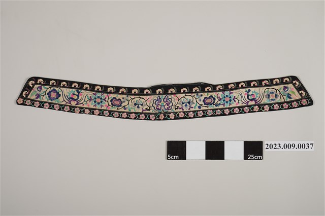 米白底黑邊彩繡梅花紋飾腰帶 (共13張)