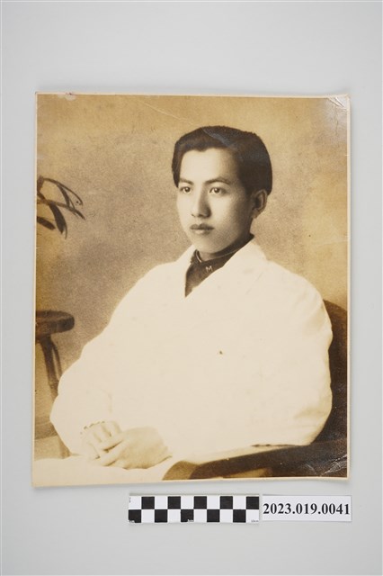 蘇百齡就讀長崎醫科大學時穿白袍照片 (共2張)