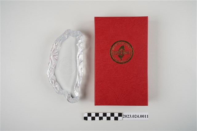 臺灣省諮議會紀念玻璃文鎮 (共3張)