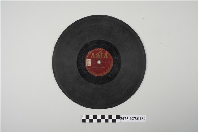 亞洲唱片《輕音樂電影主題曲：光榮的男子》、《誘惑的吉他》10吋蟲膠唱片 (共2張)