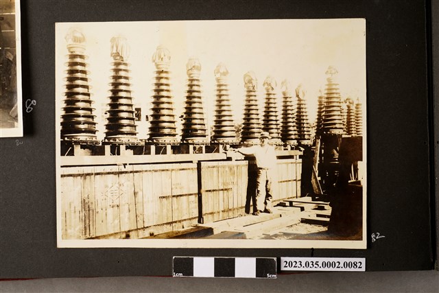 男子於油斷路器組前獨照 (共1張)