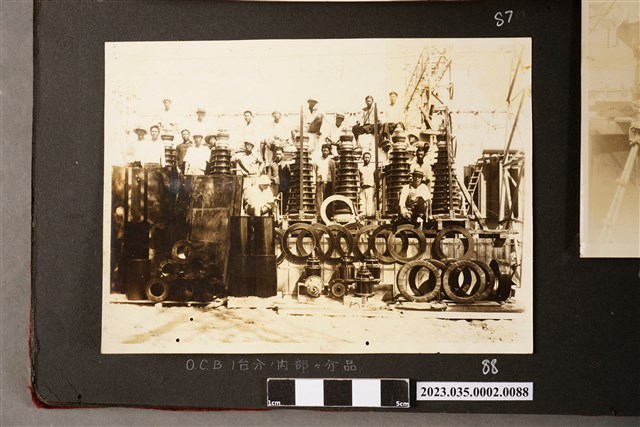 眾人與油斷路器構件合影 (共1張)