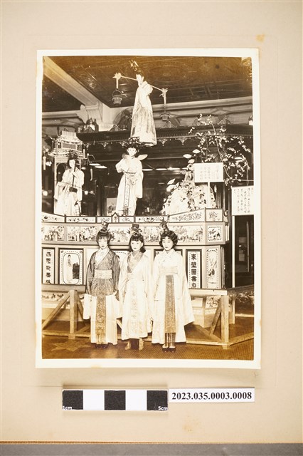 詩意閣前三名幼童表演者紀念照 (共2張)