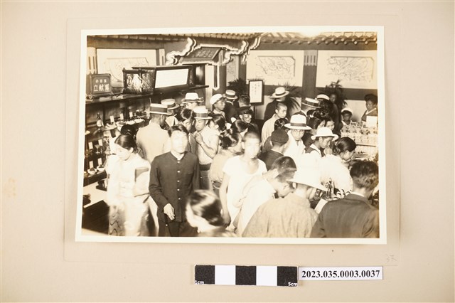 六樓大食堂前的人潮 (共2張)