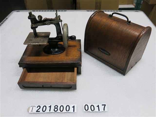手搖式小縫紉機 (共1張)
