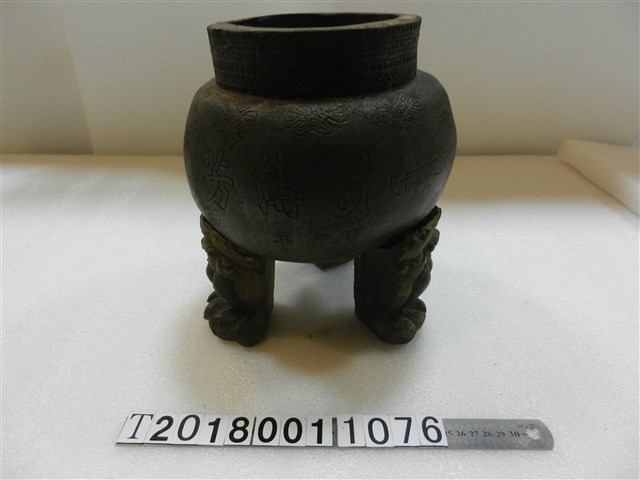 「一貫傳芳」木雕三腳香爐 (共1張)