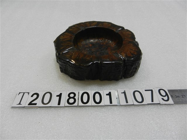 菊花木菸灰缸 (共1張)