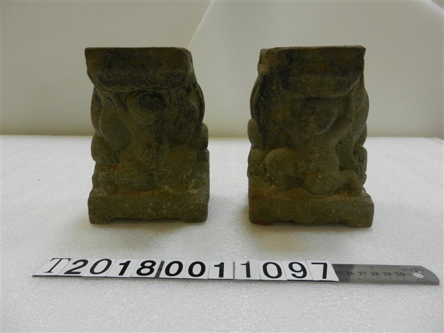 憨番扛厝造型石雕燭臺 (共1張)