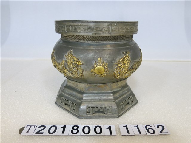 鹿港萬能錫鋪製造雙龍探珠錫製大鼎 (共1張)