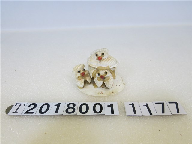 白雞成群造型貝殼拼貼擺飾品 (共1張)
