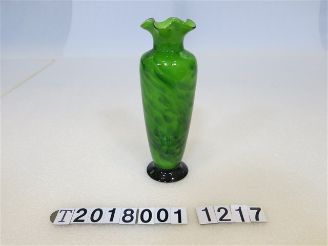 綠色滾邊玻璃花瓶 (共1張)