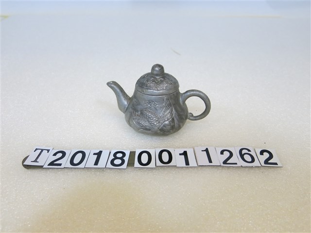 錫製偵朙鶴雕茶壺 (共2張)