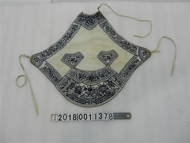 花草刺繡菱形肚兜 (共1張)