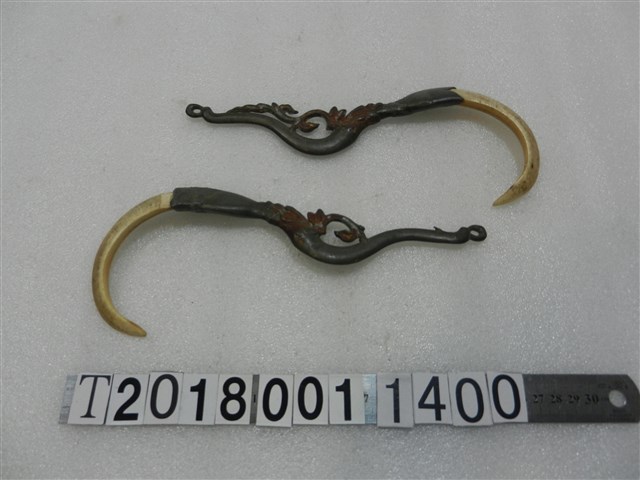 老鷹雕飾骨頭彎鉤 (共1張)