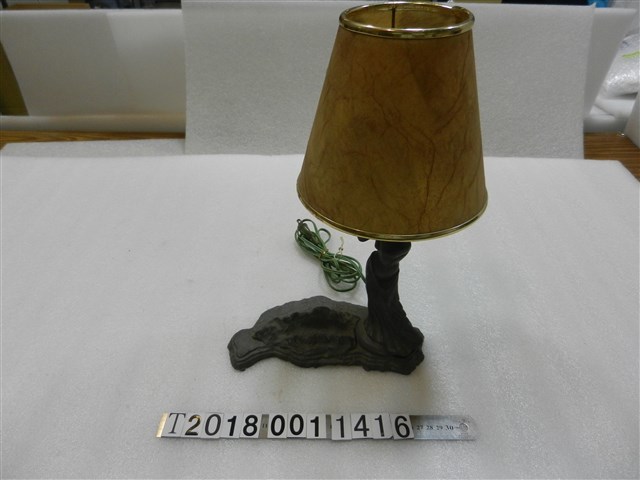 半裸女扛燈臺灣造型燈座 (共1張)