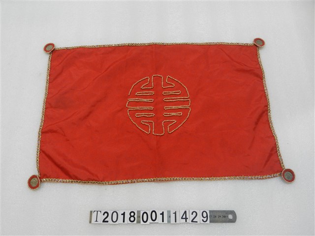 彩珠裝飾紅色掛布 (共1張)