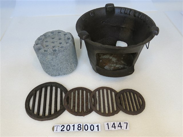 鐵製黑色火爐與煤球 (共1張)