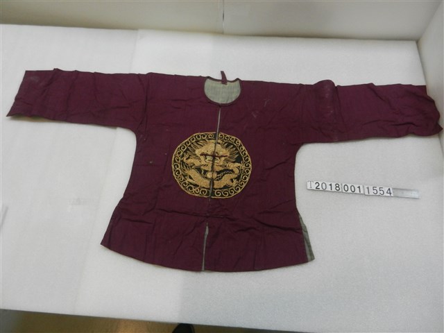 金黃龍紋紅色圓領戲服 (共1張)