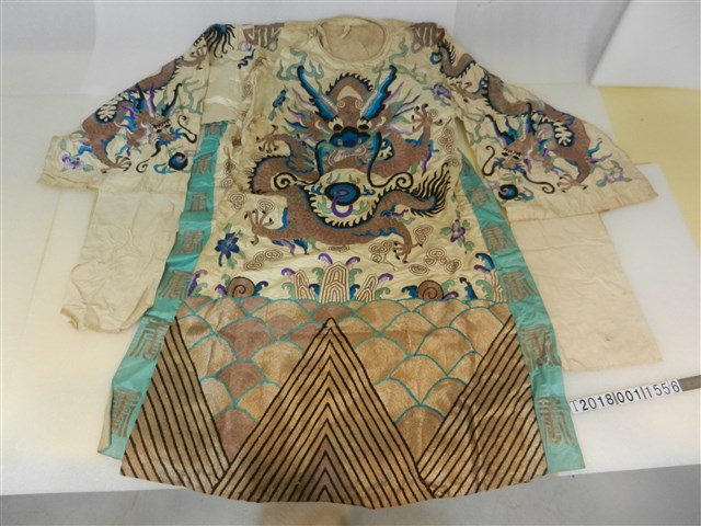 五爪龍首紋飾黃色戲服 (共1張)