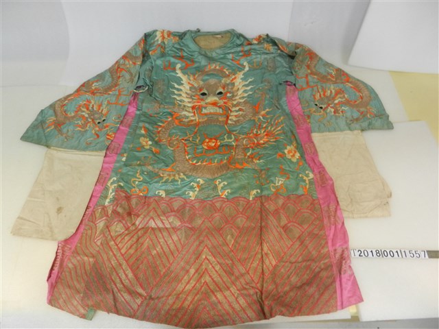 五爪龍紋綠色戲服 (共1張)