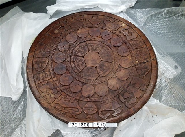 木製牛車輪刻原住民桌 (共1張)