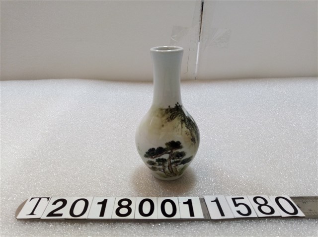 中華陶瓷山水圖樣白色長頸花瓶 (共1張)