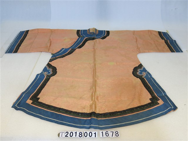 圓領藍黑色緄邊淡粉色大襟衫 (共1張)