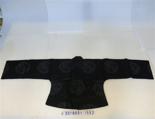 立領圓形紋飾黑色對襟衫 (共1張)