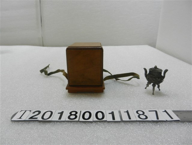 銀製鼎與木頭展示櫃 (共2張)
