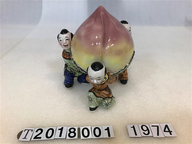 彩釉三兒童獻桃賀新年 (共1張)