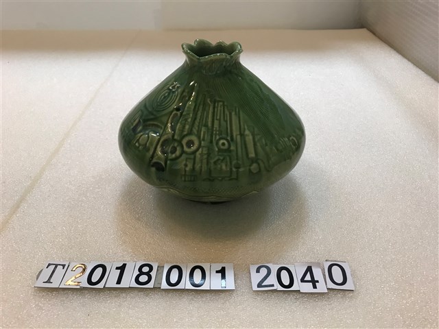 中國石油公司成立廿五周年紀念綠色花瓶 (共2張)