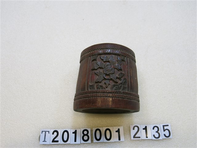 木製平埔族花草紋圓柱筆筒 (共1張)