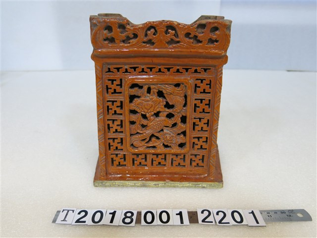 南投陶製褐色花鳥鏤刻燒香筒 (共1張)