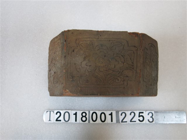 花朵紋飾平埔族插香筒 (共1張)